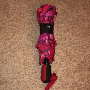 KENSIE DESIGNER BLUE FOIL /& PINK FLORAL PRINT AUTO COMPACT UMBRELLA W// WRISTLET